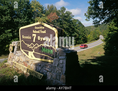 Una vista di Scenic Highway 7 Byway nel Ouachita e monti Ozark Foto Stock