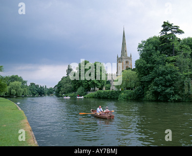 Una piccola barca o in gommone sul Fiume Avon a Stratford Upon Avon Inghilterra Foto Stock