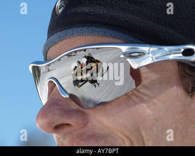 Nordic sciatore Eric Martin parla di un snowmobiler vicino a Elk lago lungo la cascata Autostrada dei Laghi Foto Stock