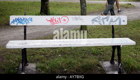 Panca con graffiti in un piccolo parco di Estonia Foto Stock