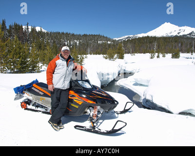 Un snowmobiler Jay teste Walsh per Elk Lake Resort da Mount Bachelor Ski Area lungo la cascata Autostrada dei Laghi Foto Stock