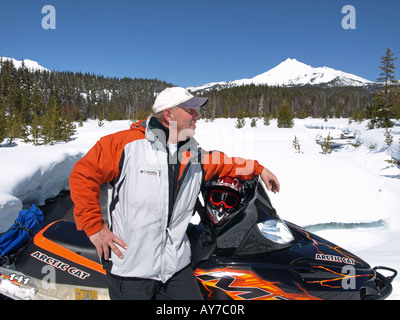 Un snowmobiler Jay teste Walsh per Elk Lake Resort da Mount Bachelor Ski Area lungo la cascata Autostrada dei Laghi Foto Stock