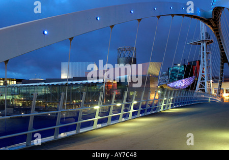 Ponte e lowry arts center Salford Quays Manchester Regno Unito Foto Stock