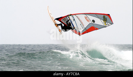 Windsurf off il nord della costa di Lanzarote Foto Stock