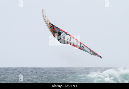 Windsurf off il nord della costa di Lanzarote Foto Stock