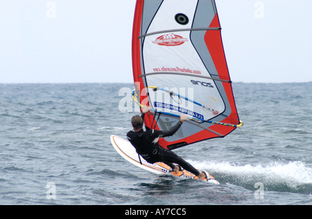 Windsurf off il nord della costa di Lanzarote Foto Stock