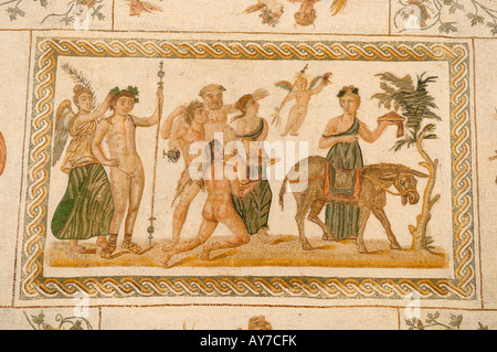 Mosaico raffigurante il coronamento di Dioniso e Silenius trasportato verso un asino, il museo di archeologia, El Jem Tunisia Foto Stock