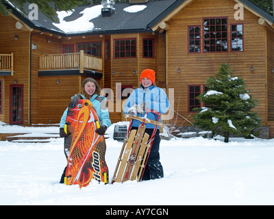 Due adolescenti godere di una neve fresca a Suttle Lake Resort in Cascade Mountains Foto Stock