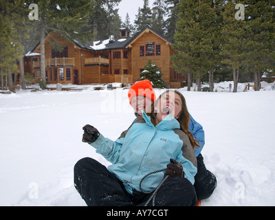 Due adolescenti godere di una neve fresca a Suttle Lake Resort in Cascade Mountains Foto Stock