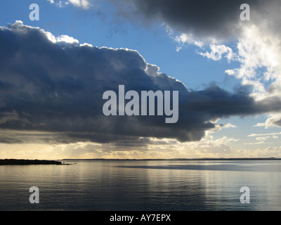 Il mare e il cielo, guardando attraverso Wigtown Bay da Knockbrex e le isole di flotta, al Machars, Dumfries and Galloway, SW Scozia Scotland Foto Stock