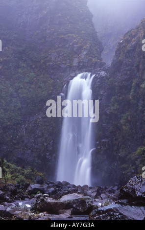 Campane cade sul fiume sassosi Egmont Parco Nazionale Isola del nord della Nuova Zelanda Foto Stock