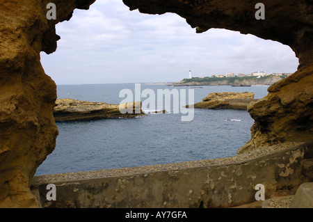 Vista panoramica del faro di Biarritz dal foro di grotta costa basca Aquitaine Golfo di Biscaglia Sudovest della Francia Europa Foto Stock