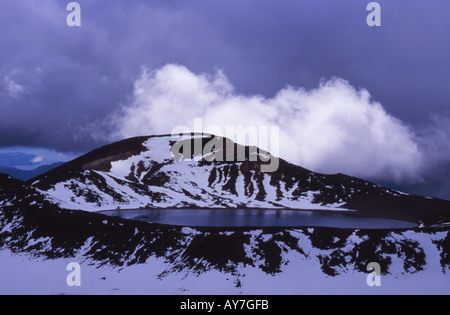 Vista sul cratere centrale verso il lago blu e Mt Rotopaunga del Parco Nazionale di Tongariro Isola del nord della Nuova Zelanda Foto Stock