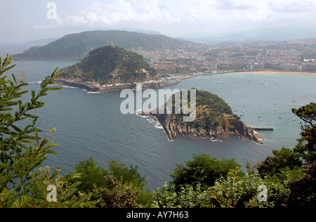 Vista panoramica di Santa Clara isola nel mezzo della Bahia de la Concha San Sebastian Donostia Paesi baschi Spagna España Europa Foto Stock