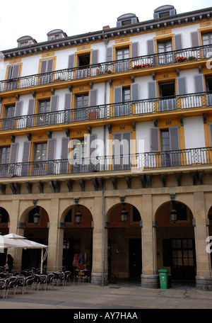 Caratteristico edificio colorato della Parte Vieja il vecchio quartiere di San Sebastian Donostia Paese Basco Golfo di Biscaglia Spagna Europa Foto Stock