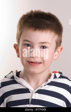 Ritratto in studio di 7 anno vecchio ragazzo Foto Stock