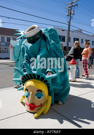 Un uomo vestito come una versione divertente della statua della libertà promuove una tassa di servizio contabile in West Haven Connecticut USA Foto Stock