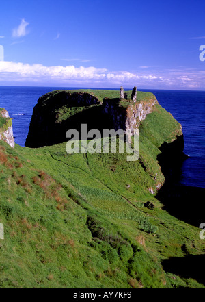 Inaccessibile rovinato castello murato siede su un stretto promontorio sulla costa dell'Irlanda Foto Stock