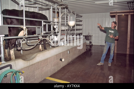 Signor 0383 0386 Joe Stith insegna ai visitatori circa al latte di produzione, presso la fattoria e Ranch Museum di Las Cruces, Nuovo Messico. Foto Stock