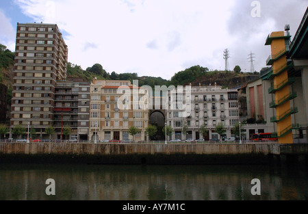 Vista caratteristica degli edifici sulle rive del fiume Nervion Bilbao Bilbo Pais Vasco Paesi baschi Spagna España Europa Foto Stock