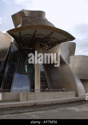 Vista caratteristica del Museo Guggenheim Bilbao Bilbo Pais Vasco Paesi baschi Spagna España Iberia Europa Foto Stock