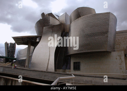 Vista caratteristica del Museo Guggenheim Bilbao Bilbo Pais Vasco Paesi baschi Spagna España Iberia Europa Foto Stock