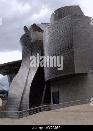 Vista caratteristica del Museo Guggenheim Bilbao Bilbo Pais Vasco Paesi baschi Spagna España Iberia Europa Foto Stock