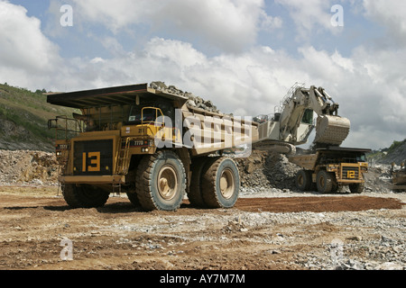 Autocarri a cassone ribaltabile essendo riempito con il minerale di oro corpo per il trasporto dalla fossa a cielo aperto dopo la sabbiatura per impianto di frantumazione, Ghana Foto Stock