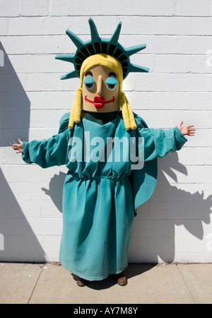 Un uomo vestito come una versione divertente della statua della libertà promuove una tassa di servizio contabile in West Haven Connecticut USA Foto Stock