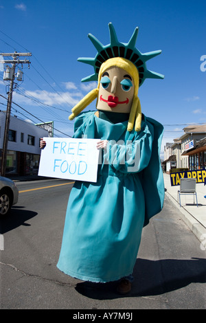 Un uomo vestito come una versione divertente della statua della libertà promuove una tassa di servizio contabile in West Haven Connecticut USA Foto Stock