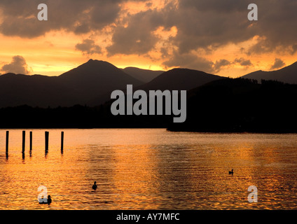 Tramonto sulla Derwent Water, Keswick, Lake District, Cumbria Foto Stock