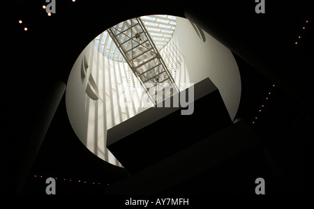 Guardando verso l'alto all'interno del museo di arte moderna di San Francisco, California (sfmoma). Foto Stock