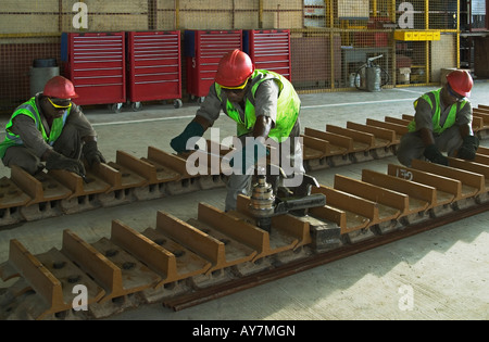 Riparazione di via di bulldozer Caterpillar mining veicolo in officina di manutenzione, Ghana, Africa occidentale Foto Stock