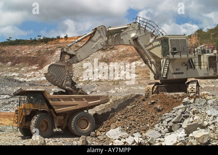 Autocarri a cassone ribaltabile essendo riempito con il minerale di oro corpo per il trasporto dalla fossa a cielo aperto dopo la sabbiatura per impianto di frantumazione, Ghana, W Africa Foto Stock