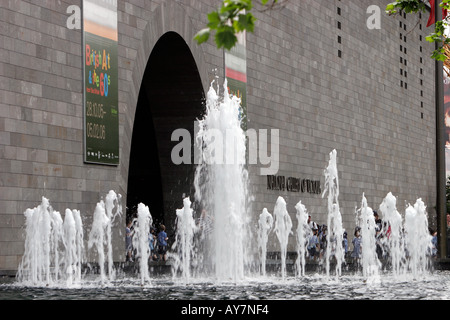 Fontane al di fuori del National Gallery of Victoria Melbourne Australia Foto Stock