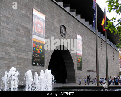 Le fontane e i bambini della scuola al di fuori della Galleria Nazionale di Victoria St Kilda Road Melbourne Australia Foto Stock