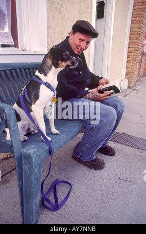 Signor 711 Wayne Gornto e il suo cane Tex potrete rilassarvi su una panchina con affaccio sulla piazza di Las Vegas, Nuovo Messico. Foto Stock