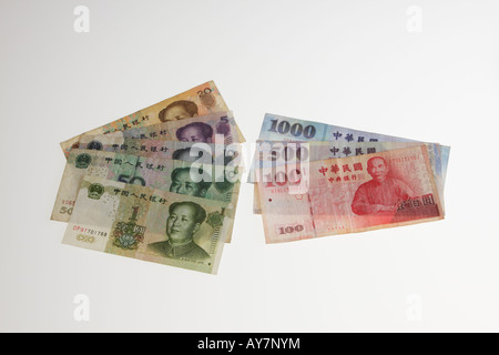 Il cinese Ren uomini Bi e il dollaro di Taiwan Note su sfondo bianco in Studio Foto Stock