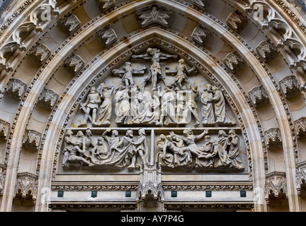 Dettaglio della scultura in pietra sopra il portale ovest ingresso st Vitus Cathedral. Praga, Repubblica Ceca Foto Stock