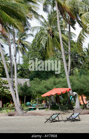 Due sedie a sdraio e ombrellone Lo Yai beach Ko Sukorn isola della Thailandia Foto Stock