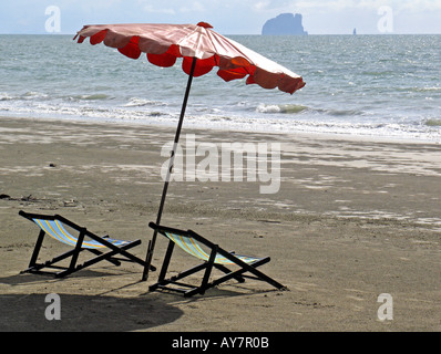 Due sedie a sdraio e ombrellone Lo Yai beach Ko Sukorn isola della Thailandia Foto Stock