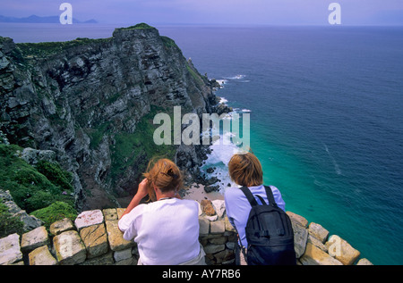 I turisti alla ricerca di Cape Point Capo di Buona Speranza, vicino a Città del Capo, Sud Africa Foto Stock