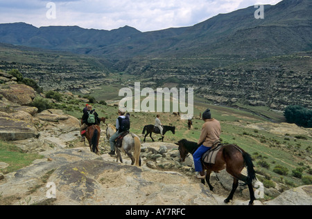 I turisti con pony, vicino Malealea, Lesotho Foto Stock