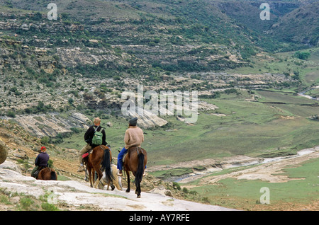 I turisti con pony, vicino Malealea, Lesotho Foto Stock