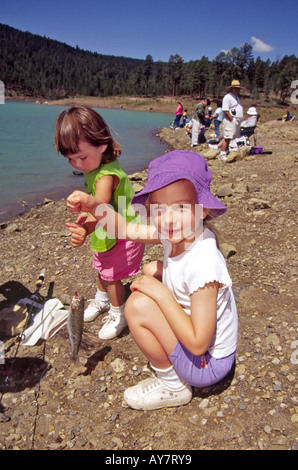 Signor 505 590 Miranda Huband e sudore cristiana cattura una trota, durante la giornata di pesca al Lago di mola, in Ruidoso, Nuovo Messico. Foto Stock