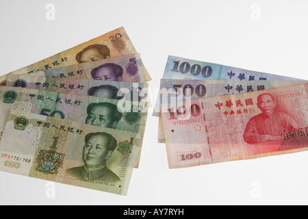 Il cinese Ren uomini Bi e il dollaro di Taiwan Note su sfondo bianco in Studio Foto Stock