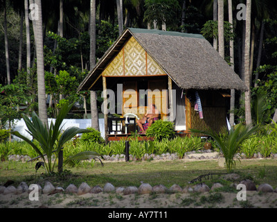 L uomo si trova al di fuori del bungalow legno Ko Mook Charlie Beach Resort Ko Muk isola della Thailandia Foto Stock