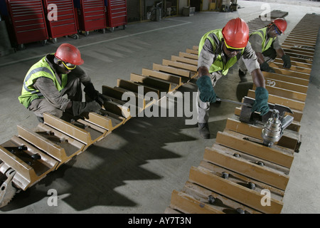 Riparazione di via di bulldozer Caterpillar mining veicolo in officina di manutenzione, Ghana, Africa occidentale Foto Stock