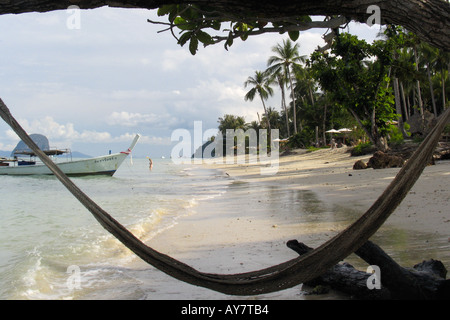 Amaca longtail boat rivestito di Palm Beach Ko Ngai isola della Thailandia Foto Stock