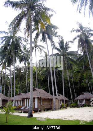 La sterpaglia bungalows in Coconut Grove CoCo Cottage resort Ko Ngai isola della Thailandia Foto Stock